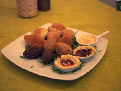 Le stuzzicherie tipiche comprendono la coxinha (crocchette ripiene di pollo), la kibe (palline di farina araba con manzo e menta), l�empadinha (tartelle di pasta frolla ripiene con formaggio o gamberi) e il bolinho de bacalhau (crocchette di patate e baccal�)